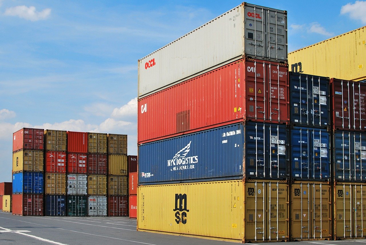 Containere på kaia er en naturlig del av distribusjon i markedsføring.