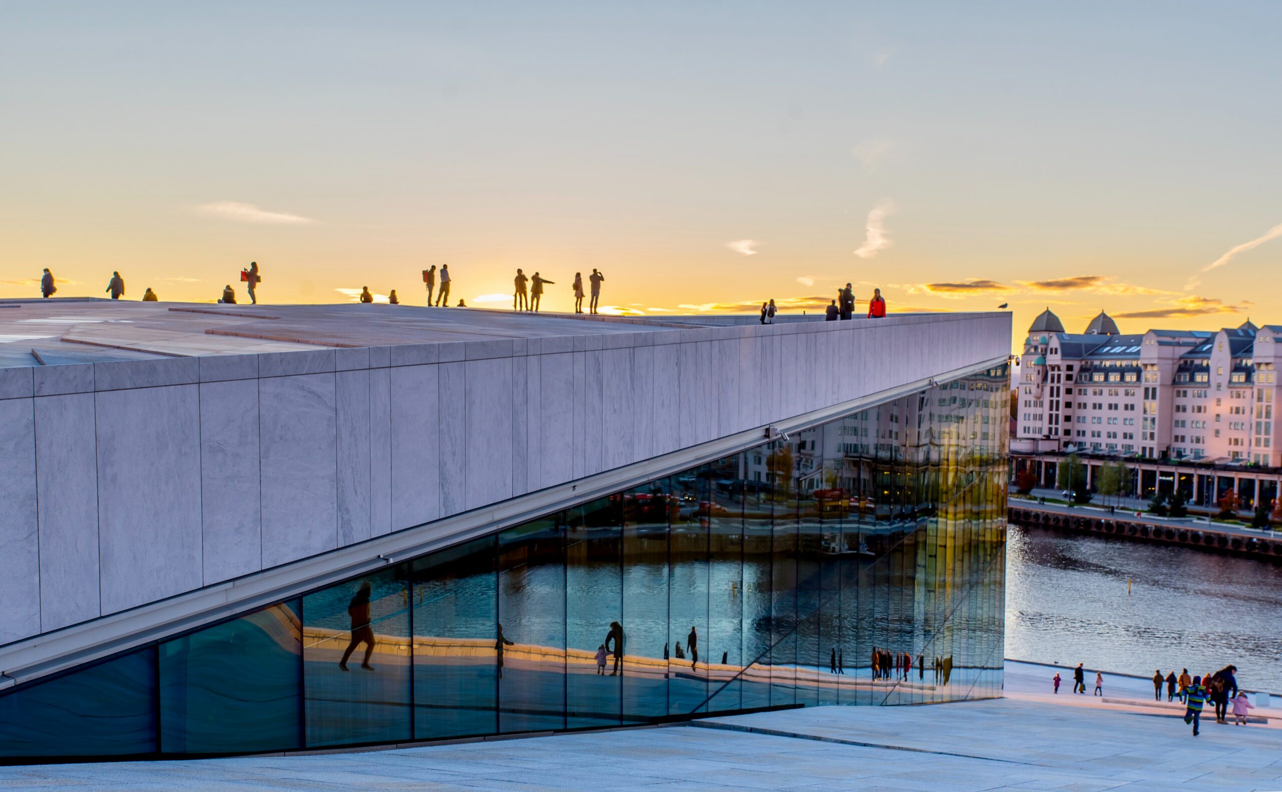 Oslo opera med solnedgang.