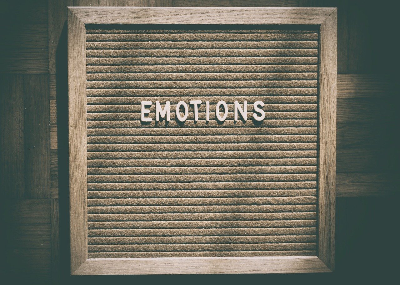 En vegg hvor det står emotions. Brukes for å få frem tydeligheten av humor i taler