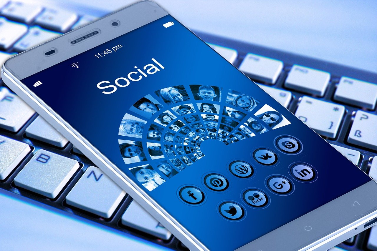 En mobiltelefon som viser sosiale medier og deres brukere
